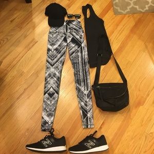 Wunder Under Lululemon Roll Down Pant in ⚫️⚪️